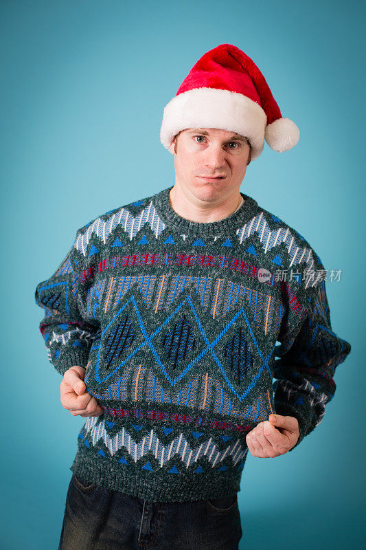 戴着圣诞帽和丑陋毛衣的男人