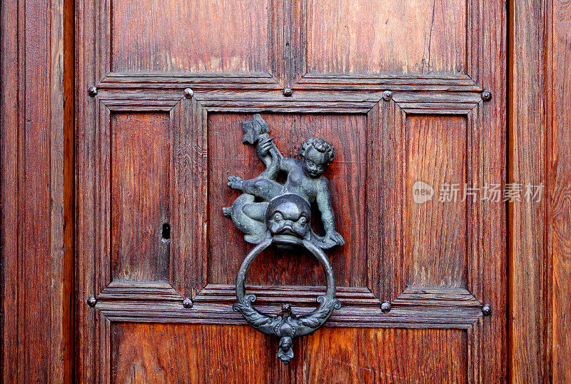 丹麦埃尔西诺的一个古老教堂门上的门环