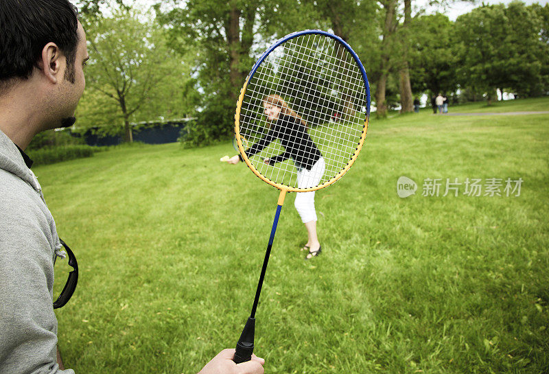 年轻情侣打羽毛球
