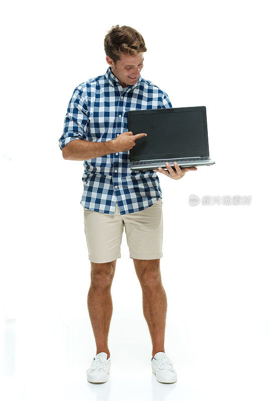 微笑随意的男人指着笔记本电脑