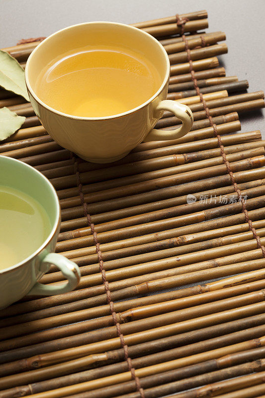 竹席上的亚洲茶具