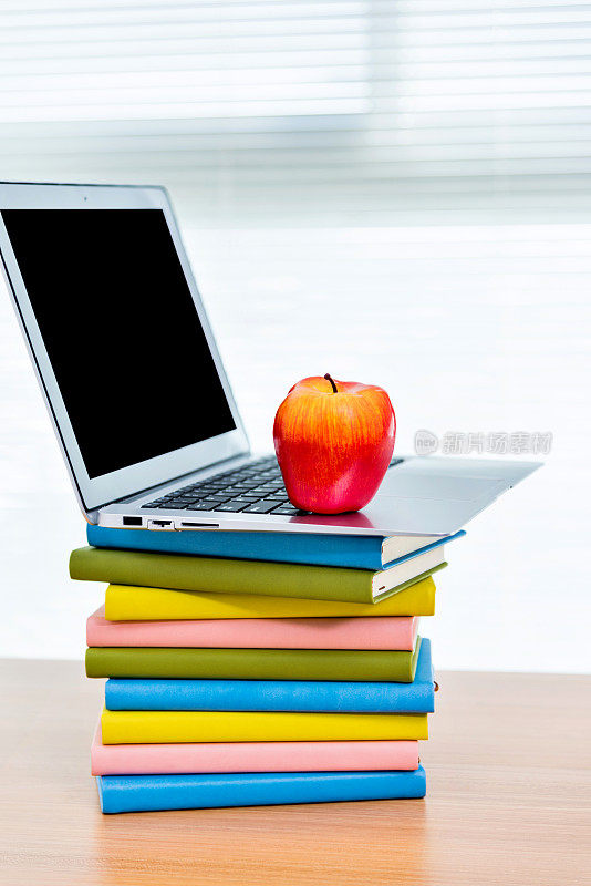 苹果的书籍和笔记本电脑