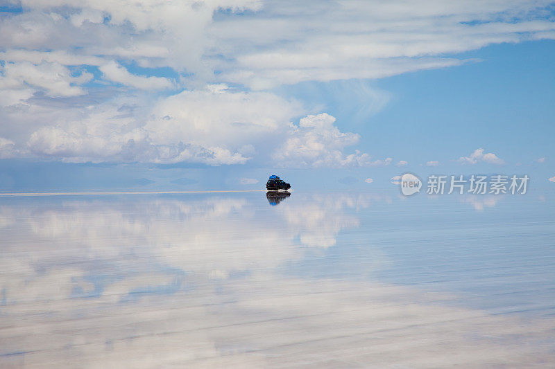 运动型多功能车在乌尤尼盐湖行驶，玻利维亚