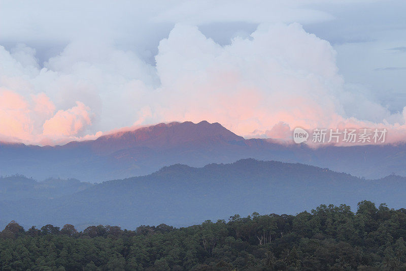 风暴和云戏剧性的日落在斯里兰卡康提山脉