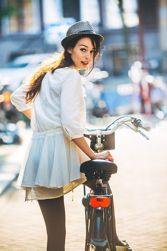 在阿姆斯特丹街头骑自行车的女人。