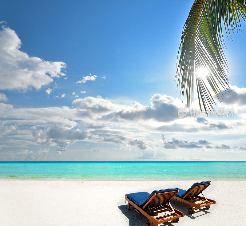热带阳光沙滩上的两把沙滩椅