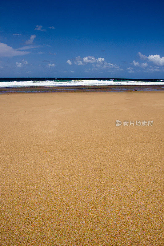 夏日午后空旷的海滩