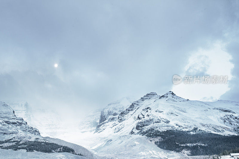 黎明的月亮，阿萨巴斯卡冰川，加拿大落基山脉