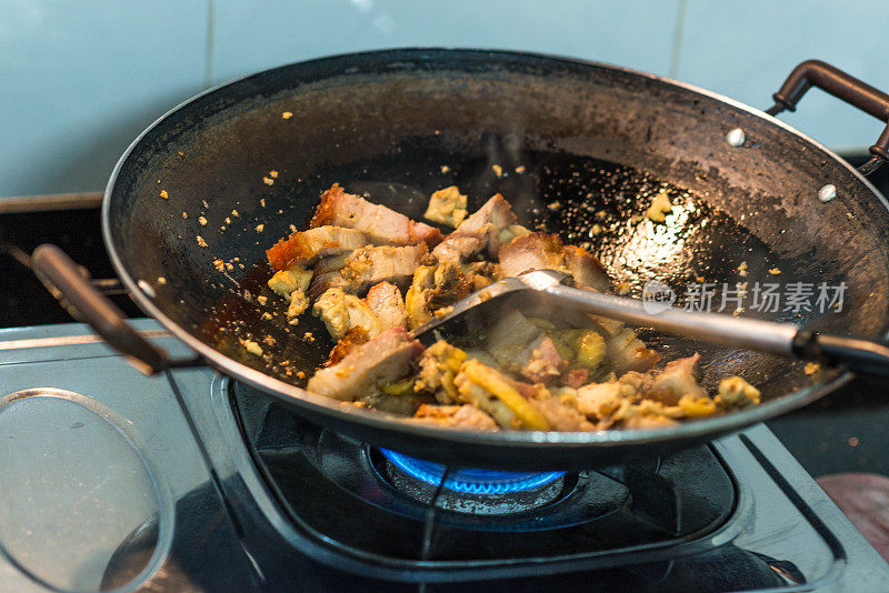 爆炒鸡、猪肉、大蒜是亚洲菜肴中最受欢迎的菜肴
