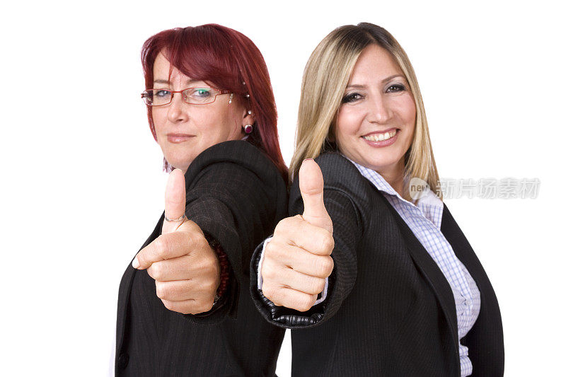 两位中年商界女性竖起大拇指