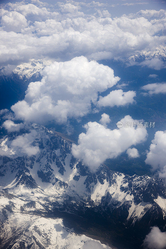 从空中看雪山