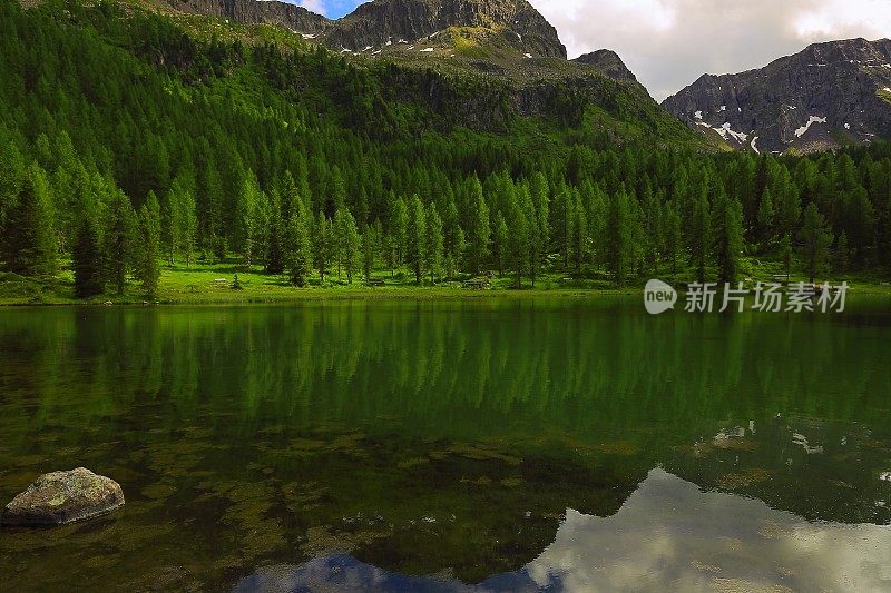 高山湖泊:意大利泰洛阿尔卑斯山脉，日出时田园诗般的白云石景观