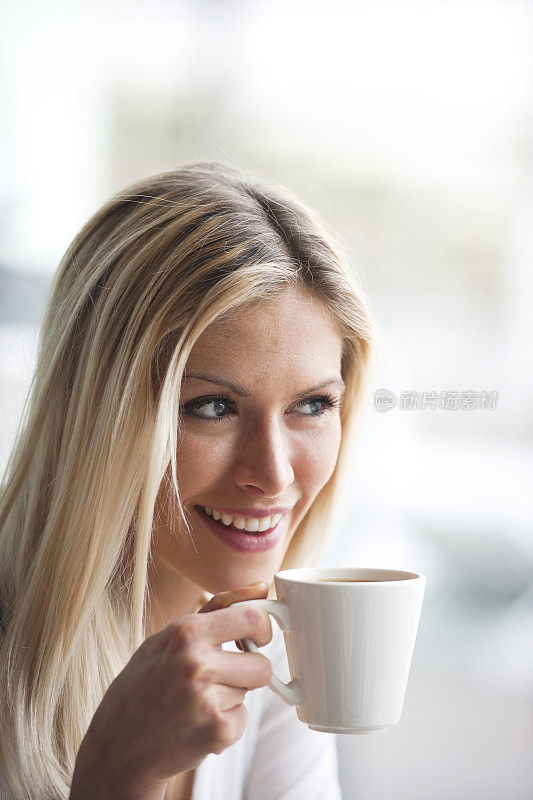女人喝咖啡