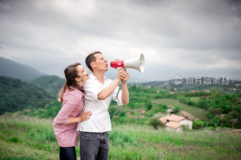 年轻夫妇用扩音器表达他们的爱