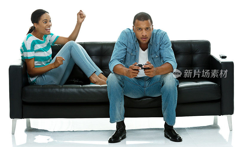 女性在欢呼，而男性在玩电子游戏