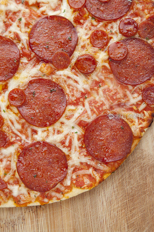 辣香肠披萨放在木板上