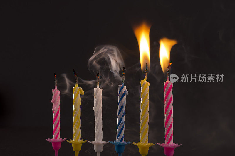 生日蜡烛被烟吹灭了