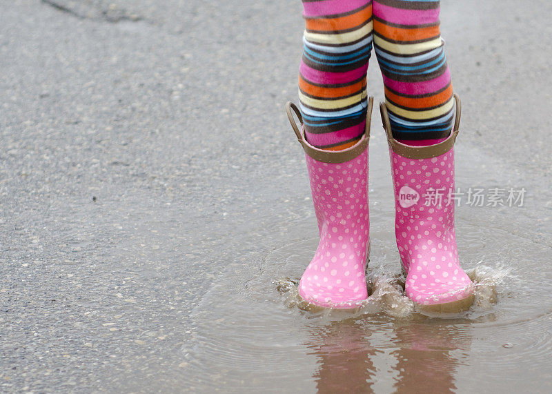 雨靴在水坑里跳跃