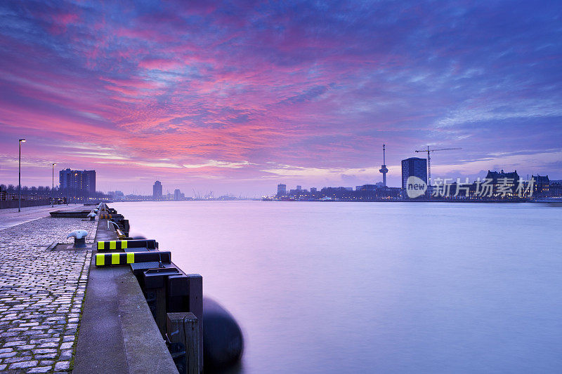 日落时分荷兰鹿特丹的地平线