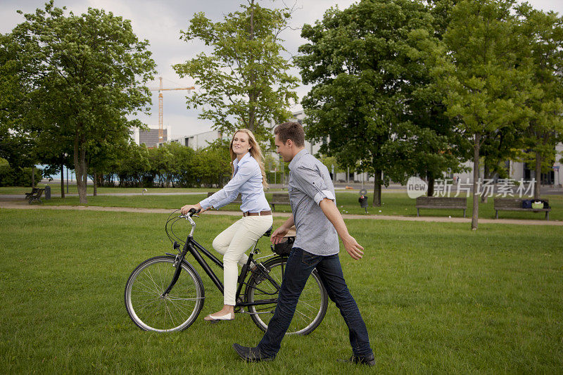 女朋友骑自行车