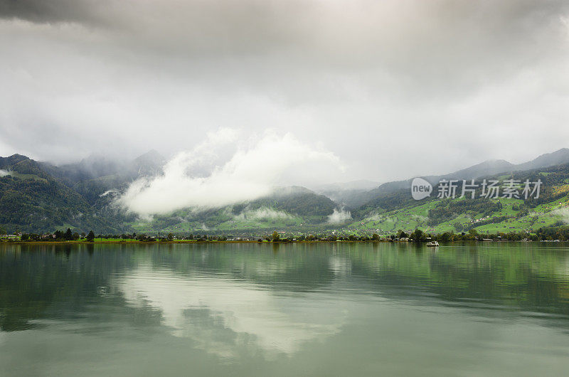 雨天在瑞士村庄附近的湖