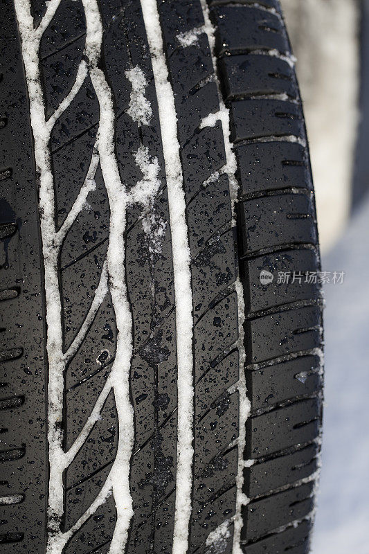 冬天的轮胎-雪地里的轮胎。危险驾驶条件。