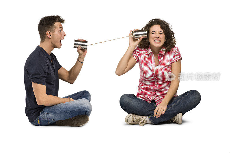 一对夫妇在玩一个锡罐电话。彩色图像