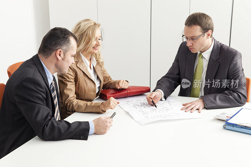 购房者在办公桌前和顾问聊天