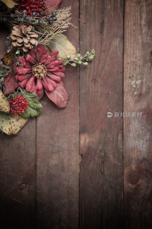 花环在一个乡村的木材背景