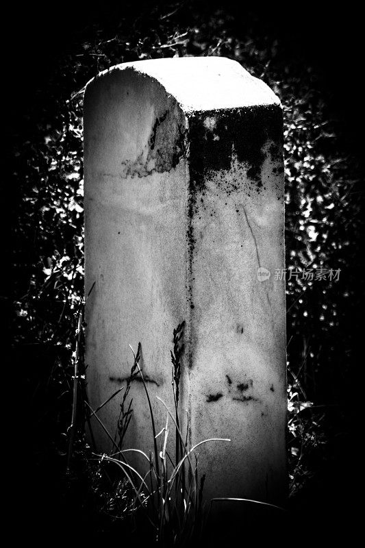 月光墓地里的幽灵墓碑