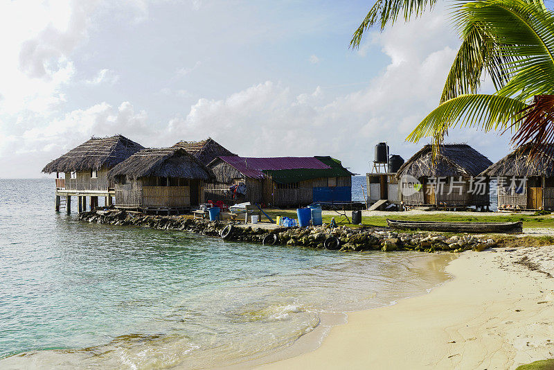 库纳亚拉村在巴拿马，圣布拉斯群岛。