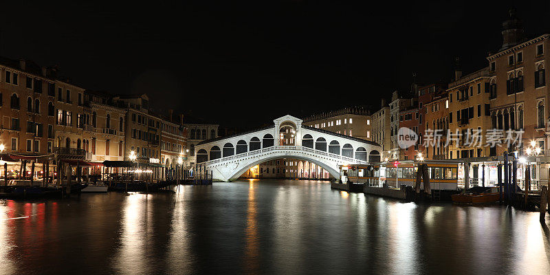 意大利威尼斯大运河里亚托桥夜景