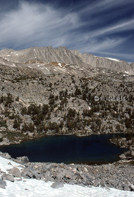 加州主教西部内华达山脉的山地湖泊和融化的积雪，以及高层云