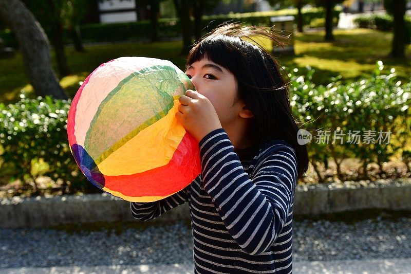 日本小女孩在京都东福寺玩纸气球