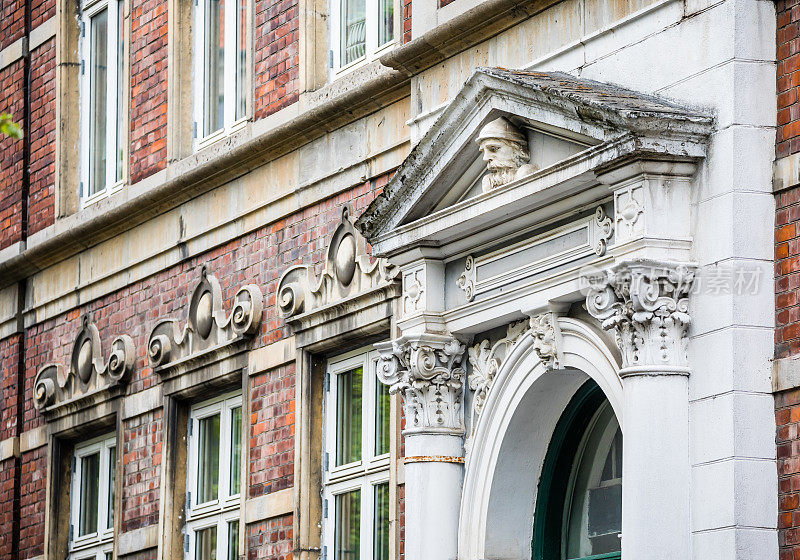 美丽的入口和窗户的旧公寓楼，腓特烈斯堡，丹麦