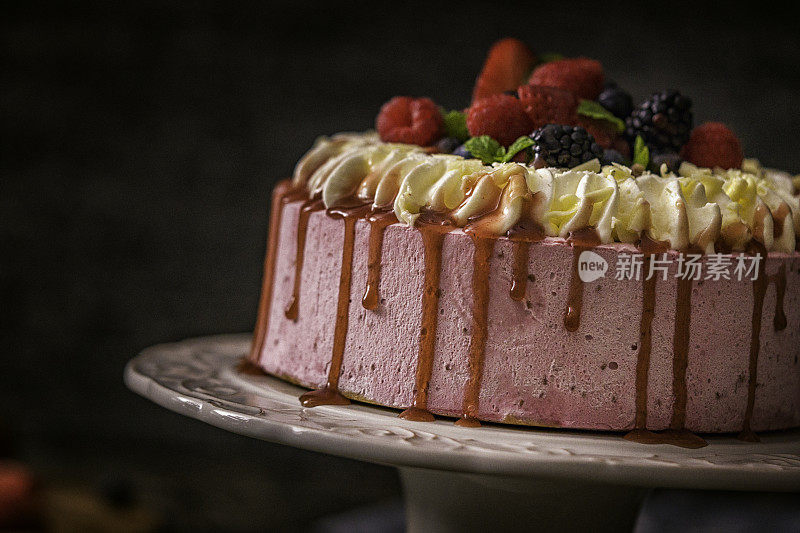 草莓层蛋糕与生奶油