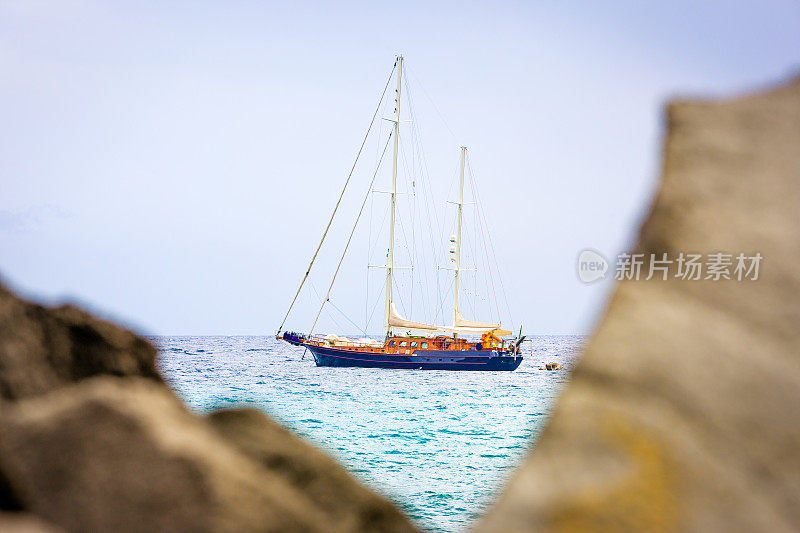 意大利西西里岛海上的一艘帆船。