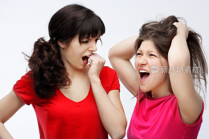 愤怒的女孩们互相争吵、大喊大叫