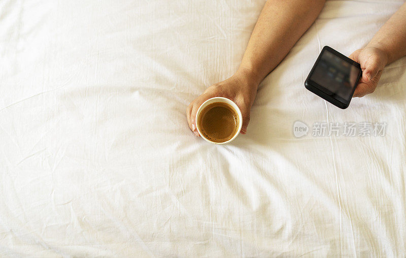 在床上喝咖啡，看手机