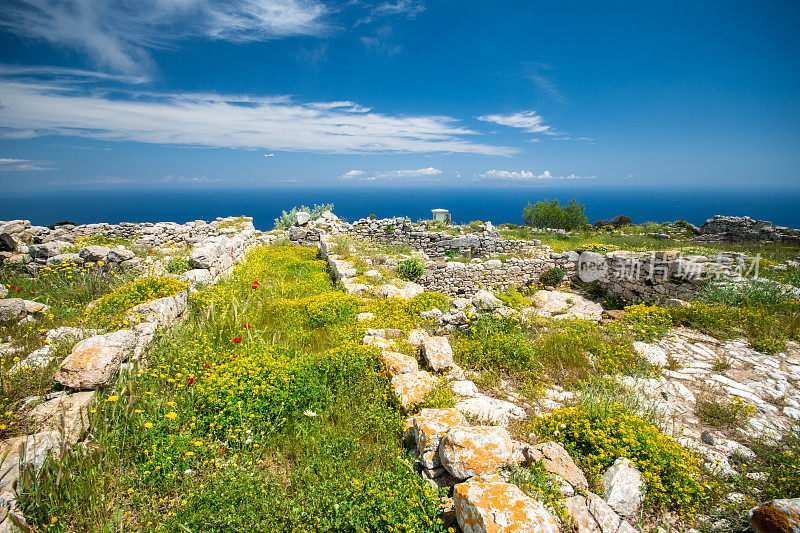 希腊圣托里尼岛梅萨沃诺山顶的史前村落古提拉遗址。