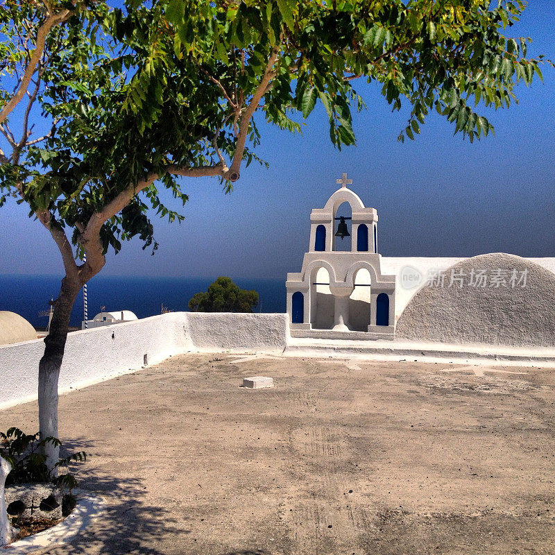 圣托里尼海洋和教堂景色