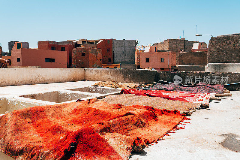 摩洛哥马拉喀什一家制革厂内正在晾干的彩色皮革