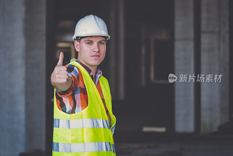 工程师在建筑工地竖起大拇指