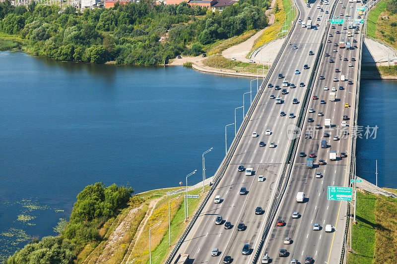 莫斯科河大桥上的汽车交通