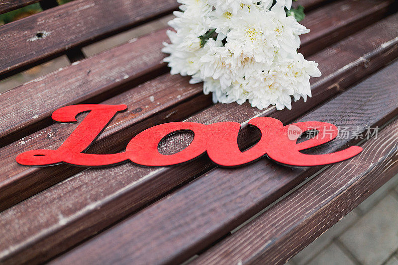 爱的字句和花束放在木凳上