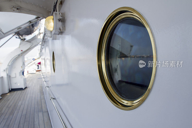 豪华游艇上的金色边缘的圆形舷窗