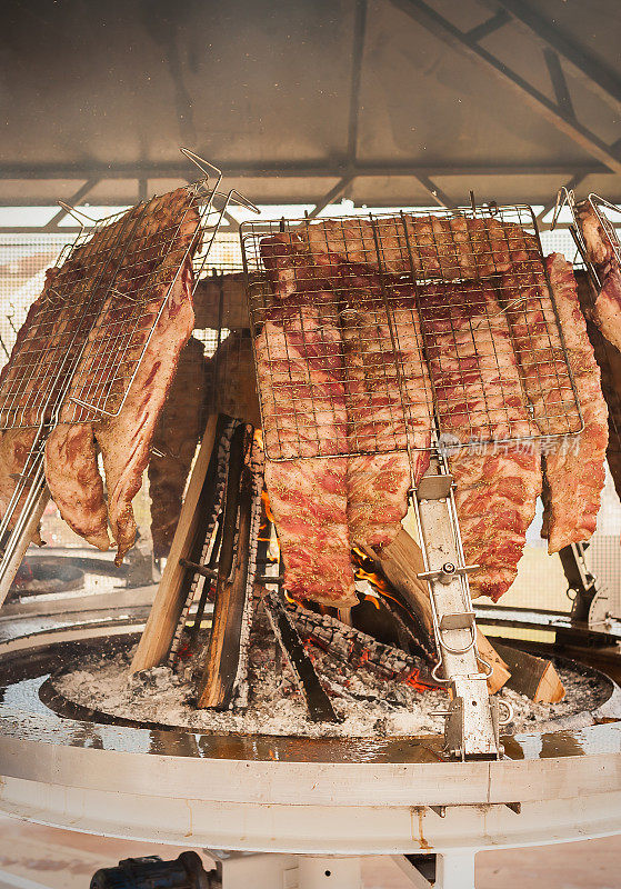 在垂直烤架上烤的牛肉。