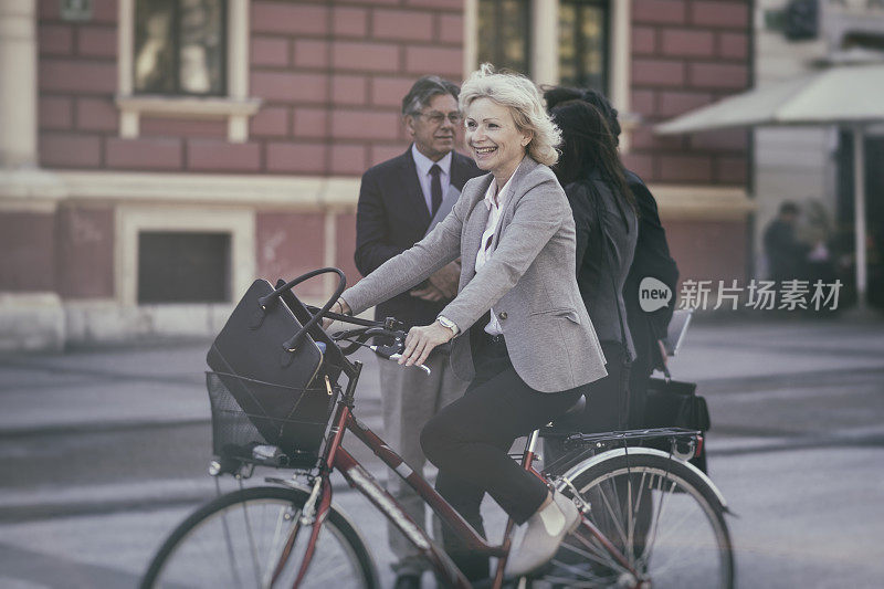 在城市里骑自行车的女商人