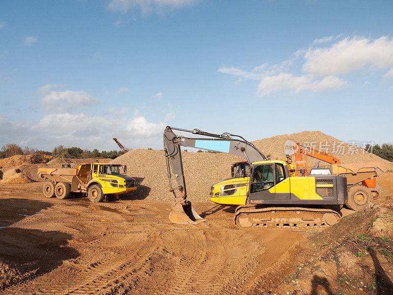 两辆停放的工业建筑采石车和挖掘机