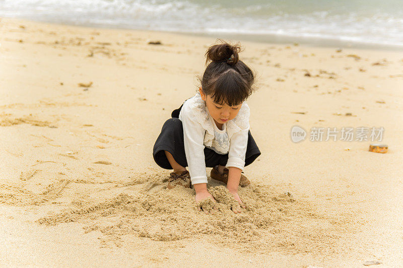 妈妈和小女孩在海滩上玩